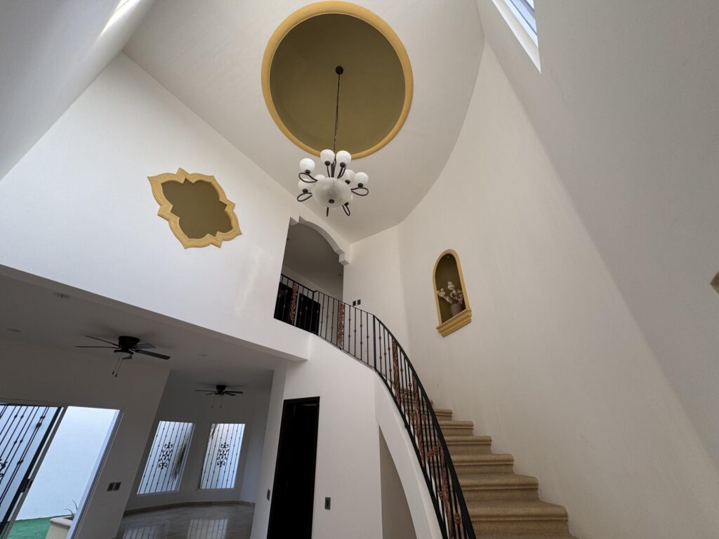 Cabo San Lucas Jacarandas Residencia de dos niveles con 249.75 m² de construcción sobre 200 m² de terreno. Cuenta con 3 recámaras, 2.5 baños, sala con doble altura, cocina integral con barra desayunador y área de comedor con vista al patio.La recámara principal ofrece baño completo con tina tipo jacuzzi. Acabados en mármol, carpintería en tono oscuro y excelente iluminación natural. Patio amplio ideal para reuniones y cochera con portón eléctrico.Ubicada en zona residencial cercana a servicios y vialidades principales. – C. Jazm, Cabo San Lucas, BS