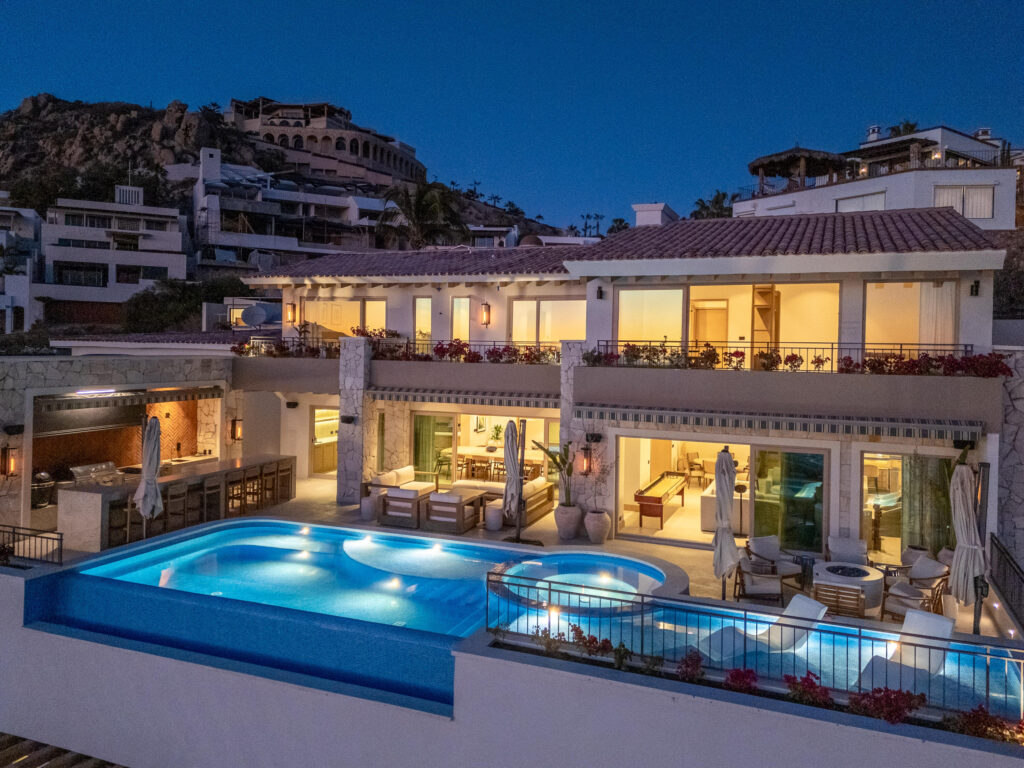 Cabo San Lucas Pedregal Csl Casa LA MARACAIntroducing a truly one-of-a-kind villa located in Pedregal, the most exclusive and prestigious community in Cabo San Lucas.This extraordinary 12-suite property has been recently remodel with world-class architectural design, blending luxury, functionality, and complete privacy in every space.Designed for visionary owners, Casa LA MARACA represents an exceptional opportunity, whether as a private residence or as a high-performing luxury vacation rental.Casa LA MARACA not only offers a privileged ocean – Callejón de las campanas, Cabo San Lucas, BS