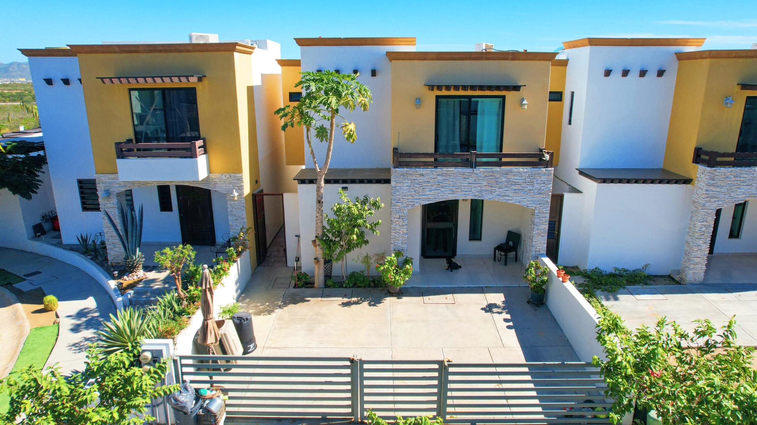 Cabo San Lucas Portales House for sale located in the Portales neighborhood of Cabo San Lucas, a residential area with excellent connectivity and high demand. The property is offered fully furnished and equipped, ready to move in or generate rental income.It has 3 bedrooms and 2.5 bathrooms, well-distributed spaces, a living room and dining room with good natural lighting, and a modern equipped kitchen. It has a private patio, ideal for socializing or relaxing, as well as parking and controlled access.A very attractive option for family living or investment, with easy access to supermarkets, schools, main roads, and shopping areas.Price: 4,500,000 MXN for sale