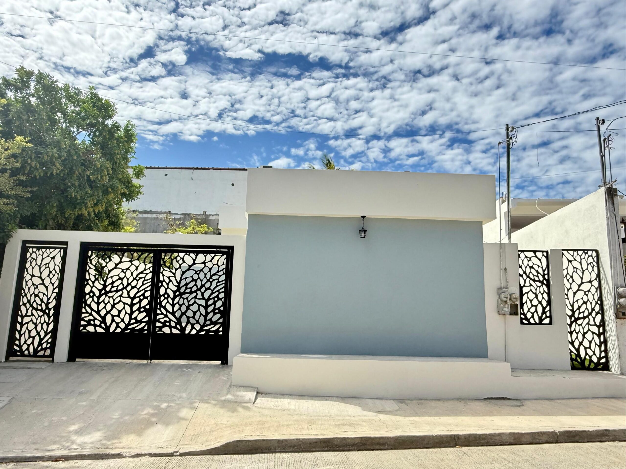 Cabo San Lucas Lomas Del Faro Casa en venta en Lomas del Faro Viejo, Los Cabos, con 225 m² de terreno y 130 m² de construcción distribuidos en dos niveles. La propiedad cuenta con amplia área de sala y comedor, cocina equipada con isla central y medio baño para visitas. En el exterior ofrece cochera para un vehículo, terraza, jardín y área de lavado de gran tamaño con pasto sintético.En planta baja se encuentran dos recámaras, cada una con clóset y baño completo privado, además de un espacio ideal para sala de televisión o área familiar. En la planta alta se ubica la recámara principal, que cuenta con clóset, baño completo, área de estudio y acceso a una terraza privada.La vivienda dispone de cisterna con capacidad de 10,000 litros y ofrece espacios amplios, funcionales y modernos. for sale