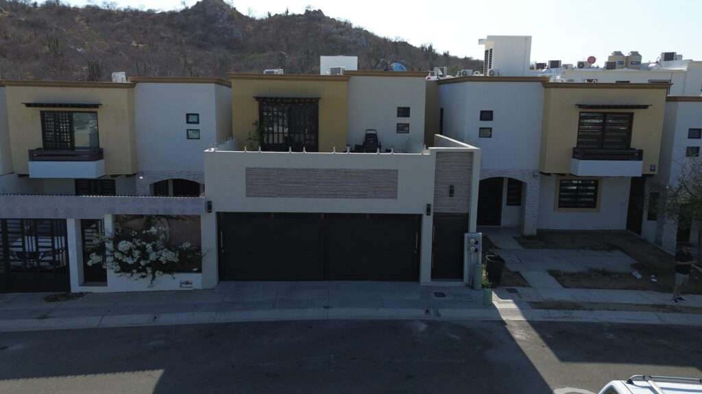 Cabo San Lucas Portales Te invito a conocer esta casa que esta disponible para venta. cuenta con 3 habitaciones, 2.5 baños, garage cerrado, una terraza amplia. cuenta con una espacio adicional que actualmente se usa como area de lavado en la segunda planta tiene una cisterna de 13,600 litros mas 1 tinaco de 2500ltsLA CASA SE VENDE EN PESOS MEXICANOS – 1608 LA BARCA, Cabo San Lucas, BS