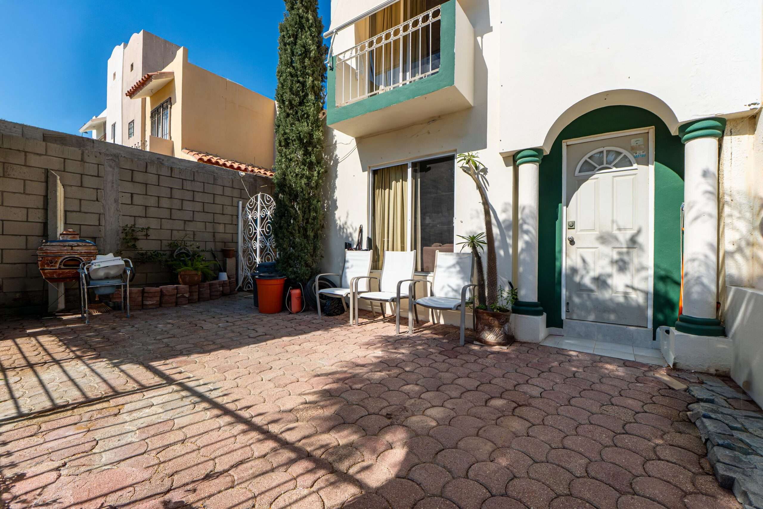 Cabo San Lucas Miramar Casa en Venta | Fraccionamiento Miramar Imagina despertar cada mañana en una zona residencial tranquila, rodeada de áreas verdes, con árboles que brindan sombra natural desde la entrada... y a solo minutos de las playas del Pacífico y del prestigioso Residencial Quivira Golf ClubLa casa integra un sistema Alexa Smart Home que te permite controlar luces, aires acondicionados, música y más con solo tu voz, tecnología de hogar inteligente pensada para el confort diario. Además, cuenta con una cava de vinos privada, y lo mejor, cuenta con Paneles Solares que generan todos los días y pagas casi nada de energía electrica!Esta es tu oportunidad de adquirir un hogar familiar completo en una de las zonas con mayor plusvalía y crecimiento de Cabo San LucasPracticamente lis – 3 Mar Egeo - Miramar CSL, Cabo San Lucas, BS