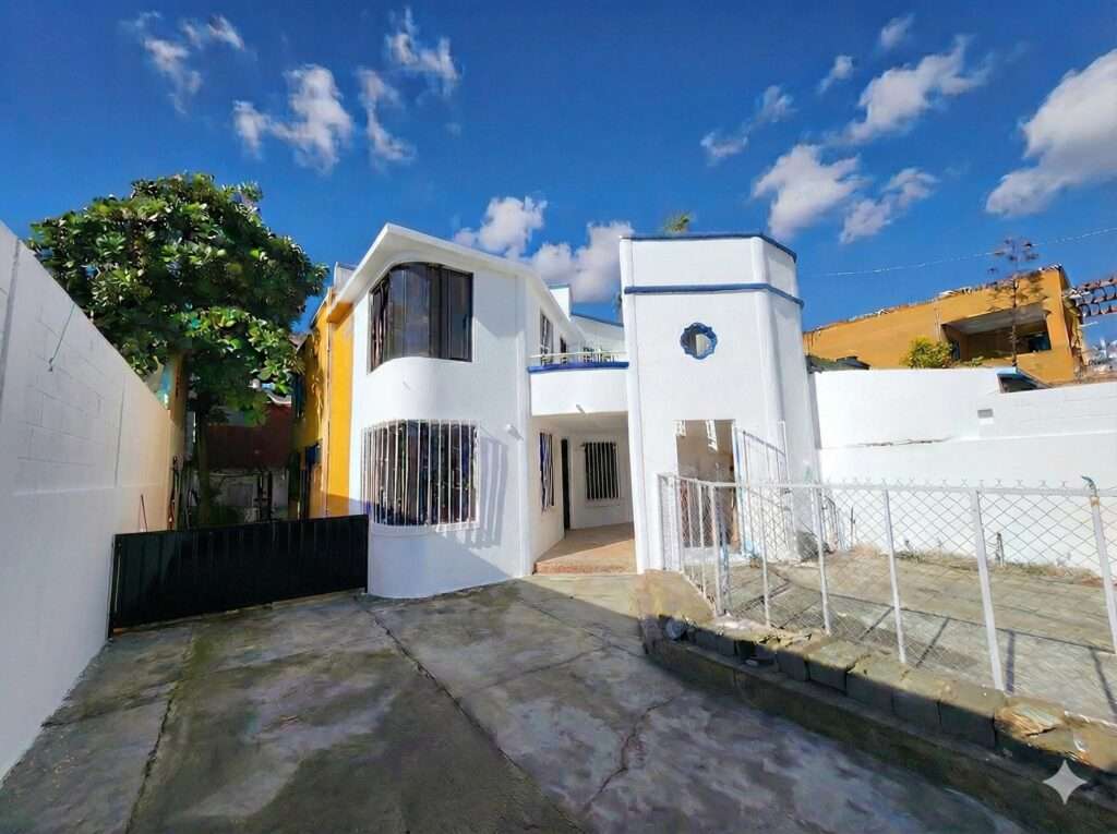 Cabo San Lucas 4 De Marzo Ubicada en la Colonia Magisterial de Cabo San Lucas, esta propiedad destaca por sus espacios amplios y funcionales, ideal para familias grandes, renta a largo plazo o inversión.Construida sobre un terreno de 250 m², la casa cuenta con 4 recámaras, 2 baños completos, dos áreas independientes de sala y dos espacios de cocina, lo que brinda flexibilidad para distintos estilos de vida o adecuaciones.El patio amplio es perfecto para reuniones familiares, ampliaciones o áreas recreativas.La cochera con capacidad para 4 autos, cisterna de 10,000 litros, sobre calle pavimentada y todos los servicios disponibles completan una propiedad lista para habitar.El precio es en pesos: – 5 C Profesor Lucas Martinez, Cabo San Lucas, BS