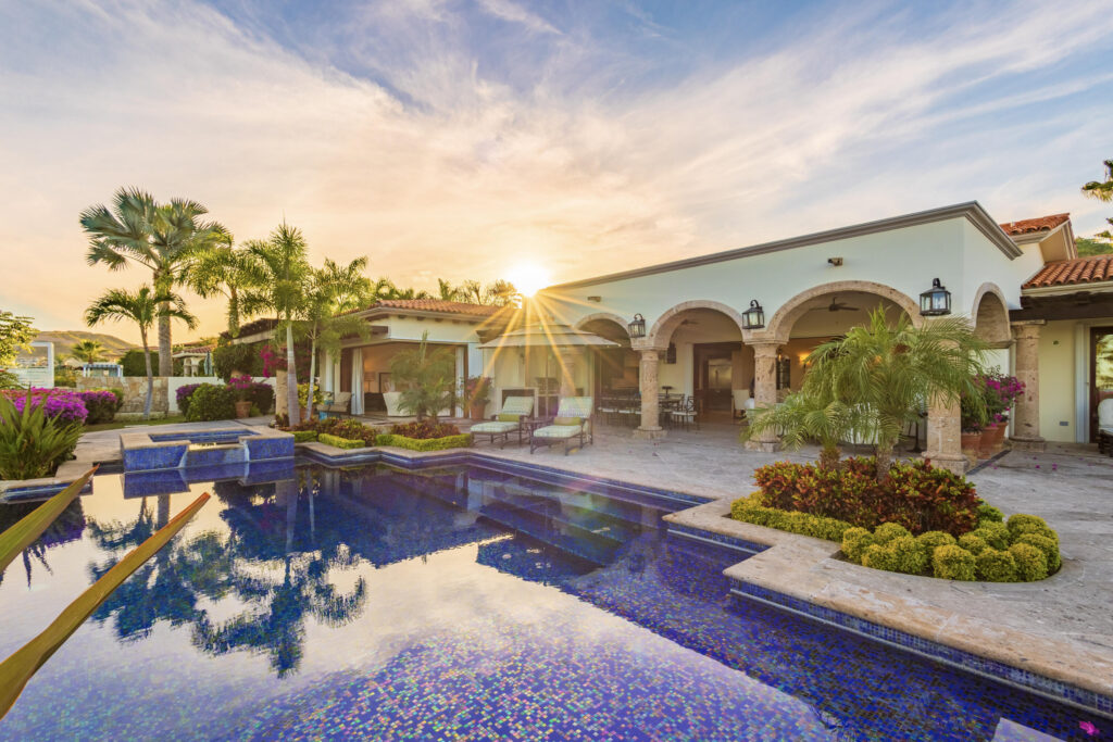 Cabo San Lucas Portales Te invito a conocer esta casa que esta disponible para venta. cuenta con 3 habitaciones, 2.5 baños, garage cerrado, una terraza amplia. cuenta con una espacio adicional que actualmente se usa como area de lavado en la segunda planta tiene una cisterna de 13,600 litros mas 1 tinaco de 2500ltsLA CASA SE VENDE EN PESOS MEXICANOS – Pedregal de Cabo San Lucas, Cabo San Lucas, BS