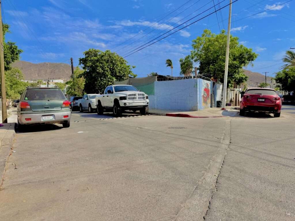 Cabo San Lucas 4 De Marzo Una esquina excepcional. Una oportunidad única.Emilio Point es un terreno extraordinario, definido por su distintiva geometría triangular, su privilegiada ubicación en esquina y su excepcional potencial.Su posición sobre dos frentes le brinda una presencia arquitectónica y una visibilidad extraordinarias, creando un lienzo ideal para desarrollar una residencia emblemática, un concepto boutique o una inversión verdaderamente singular.Más que un terreno, Emilio Point representa una declaración de exclusividad: un espacio donde ubicación, diseño y visión convergen.Único por naturaleza. Extraordinario por posición. – 57 LTE 1 TARAHUMARAS, Cabo San Lucas, BS