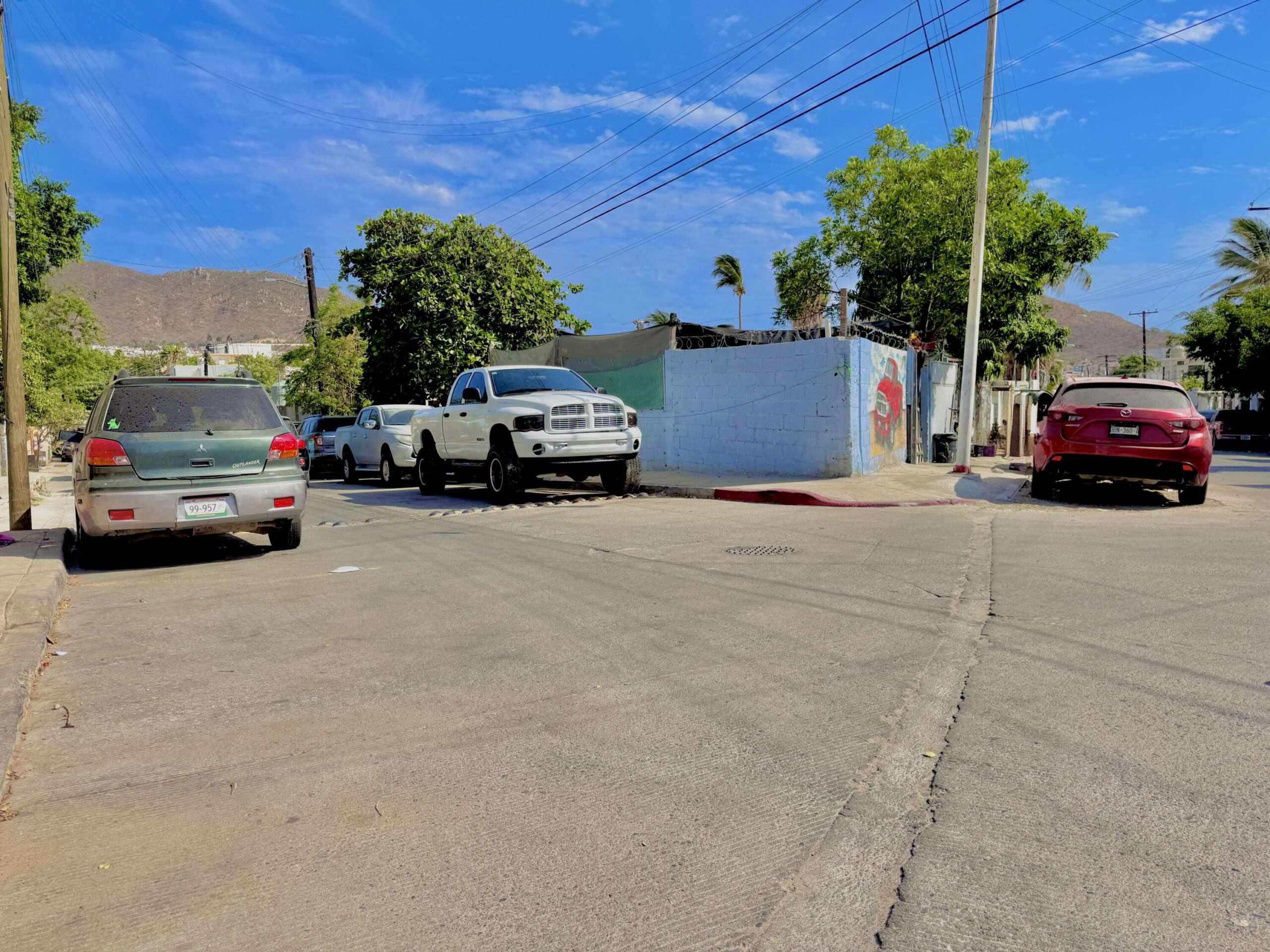 Cabo San Lucas 4 De Marzo Una esquina excepcional. Una oportunidad única.Emilio Point es un terreno extraordinario, definido por su distintiva geometría triangular, su privilegiada ubicación en esquina y su excepcional potencial.Su posición sobre dos frentes le brinda una presencia arquitectónica y una visibilidad extraordinarias, creando un lienzo ideal para desarrollar una residencia emblemática, un concepto boutique o una inversión verdaderamente singular.Más que un terreno, Emilio Point representa una declaración de exclusividad: un espacio donde ubicación, diseño y visión convergen.Único por naturaleza. Extraordinario por posición. – CASA 17 Quintas Luna, Cabo San Lucas, BS